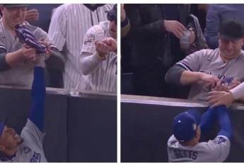 Aficionados de los Yankees arrebatan pelota a jardinero de Dodgers | VIDEO