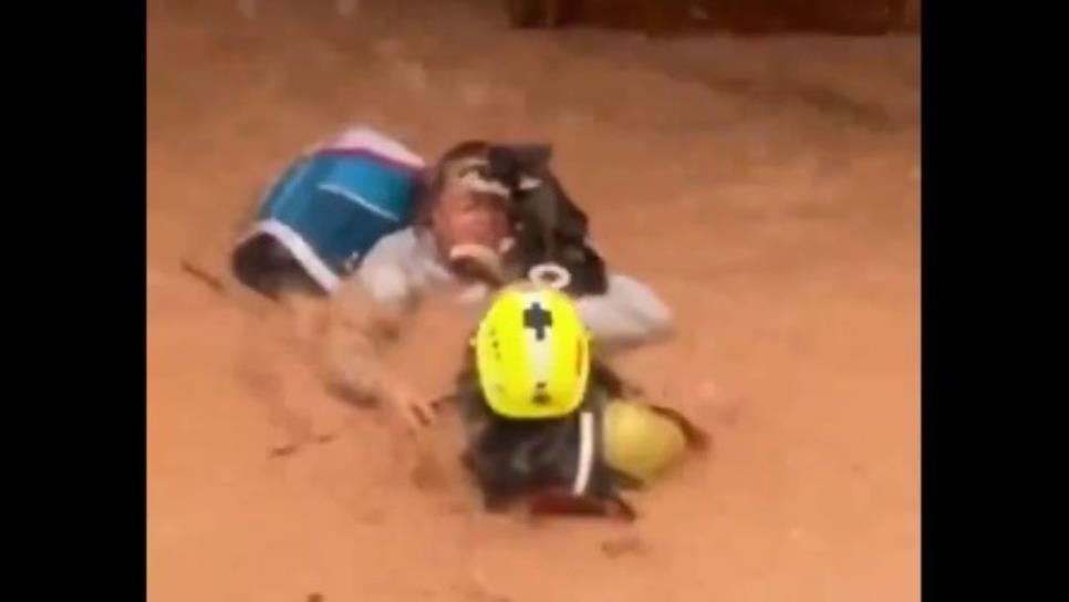 Así fue el rescate de una mujer y su mascota tras inundaciones en Valencia, España | VIDEO