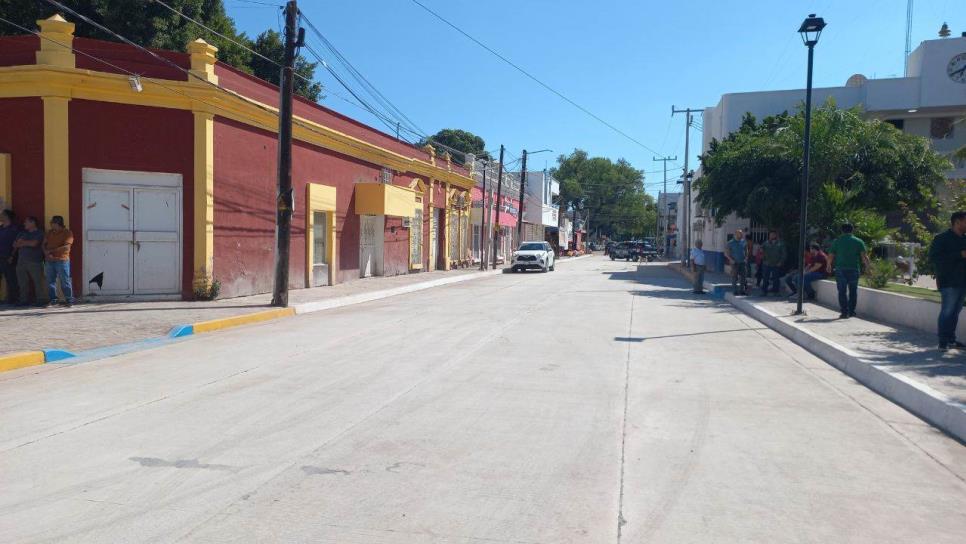 Rocha Moya entrega obras de pavimentación y patrullas de policía en Angostura