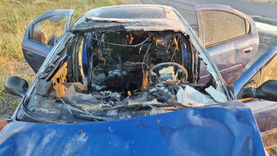 Un carro quedó destruido tras incendiarse al sur de Culiacán 