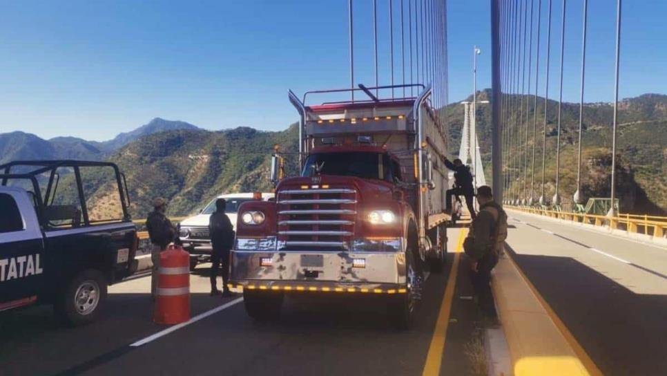 Hombres armados se llevan autobús con todo y chofer en la Mazatlán-Durango