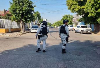 Con rifles de asalto dos sujetos despojan un vehículo Cupra en Culiacán