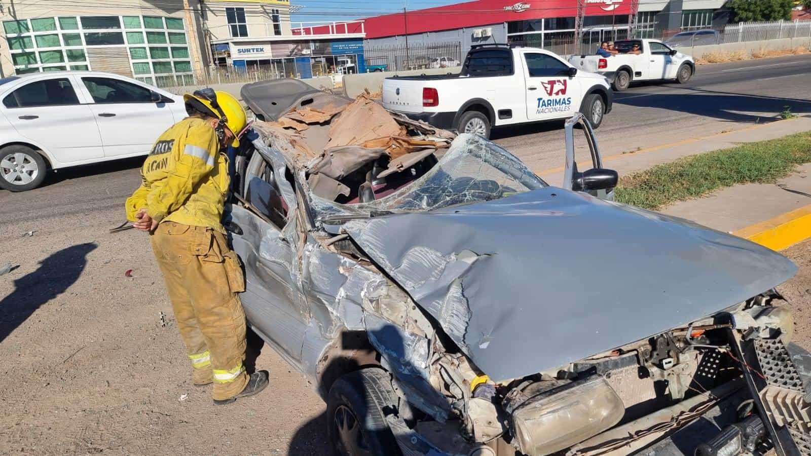 Así quedó el carro del elemento de Bomberos.