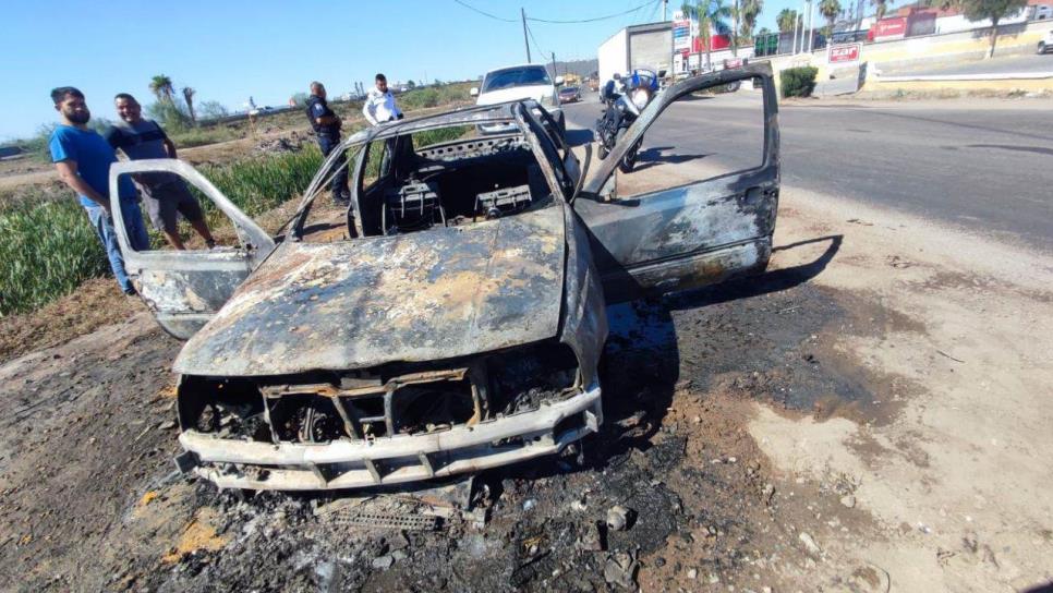 Vehículo de un elemento de la Sedena termina calcinado en Ahome