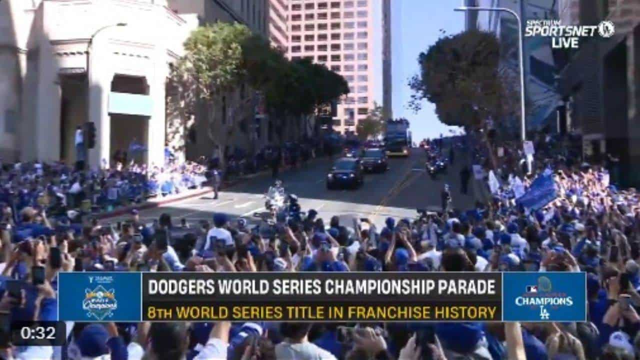 Fanáticos de Dodgers en el desfile de campeones cantan feliz cumpleaños al Toro Valenzuela