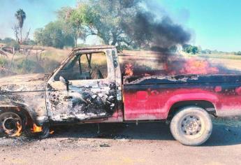 Camioneta termina calcinada en el bordo de un canal en Guasave