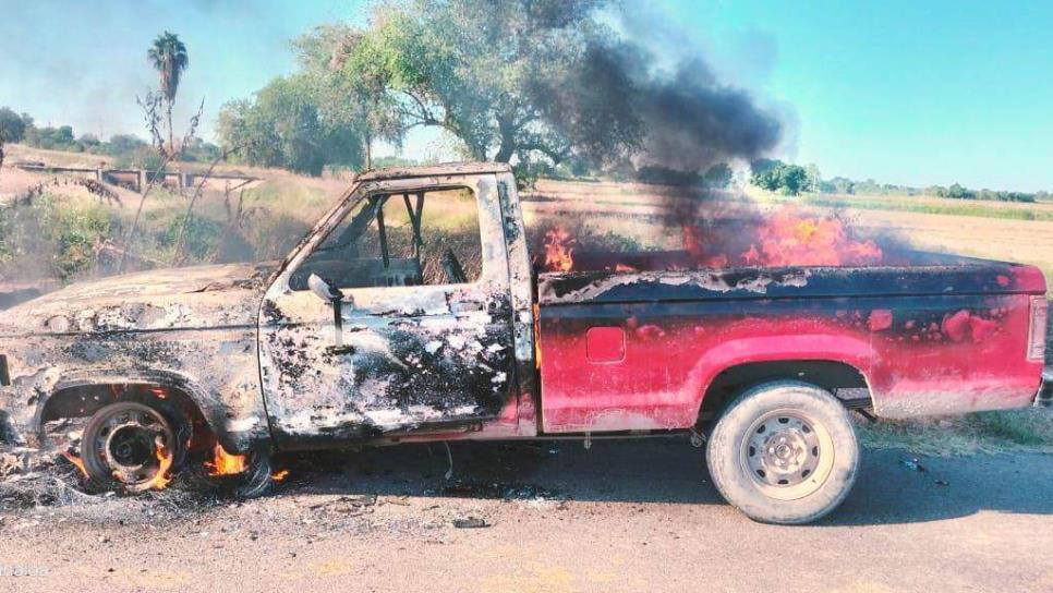 Camioneta termina calcinada en el bordo de un canal en Guasave