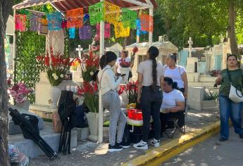 Los extrañamos como el primer día: Familia Torres visita a sus 15 difuntos en el Panteón Civil de Culiacán