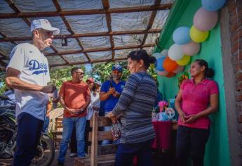 Gerardo Vargas entrega mejoras de vivienda a habitantes de la Ferrocarrilera en Los Mochis