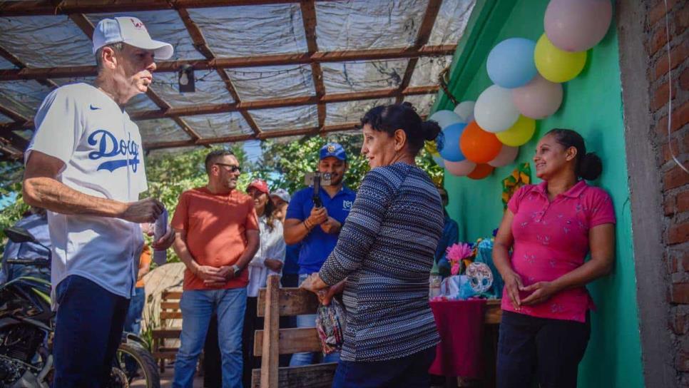 Gerardo Vargas entrega mejoras de vivienda a habitantes de la Ferrocarrilera en Los Mochis