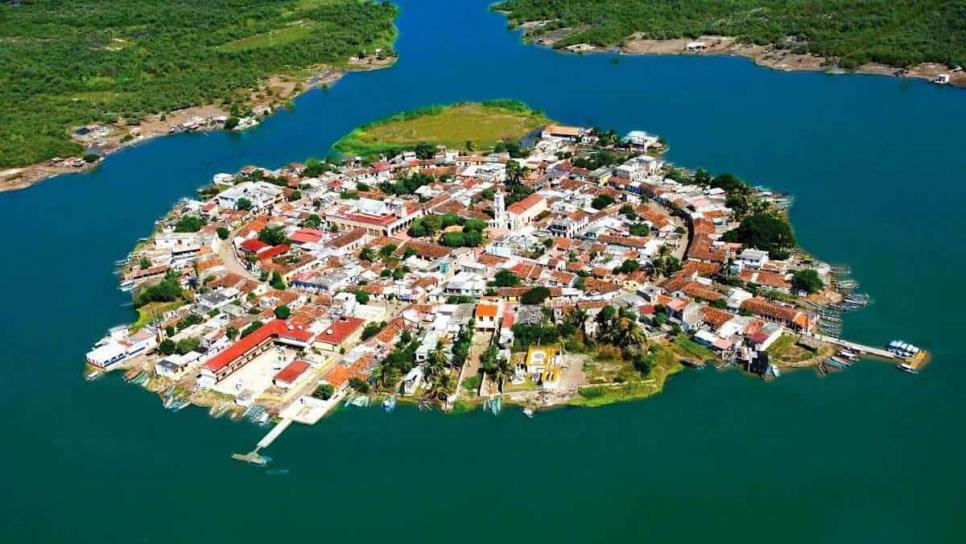 Este hermoso pueblo mágico es una isla, no cuenta con trasporte público y la puedes recorrer a pie