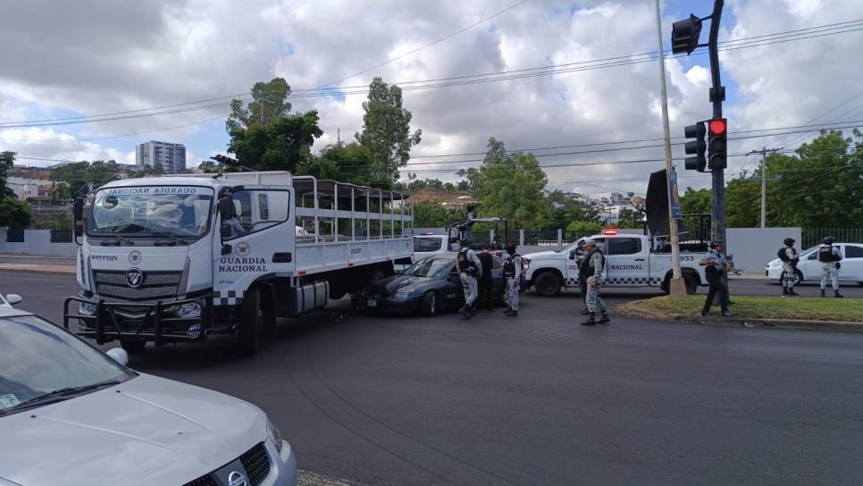 Conductor choca contra un camión de la Guardia Nacional en Colinas de San Miguel al sur de Culiacán