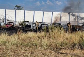 13 vehículos  quedaron destruidos durante un incendio en la colonia 21 de Marzo en Culiacán