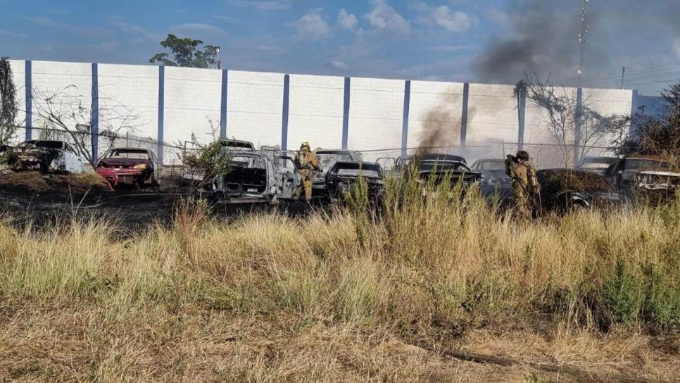 13 vehículos  quedaron destruidos durante un incendio en la colonia 21 de Marzo en Culiacán