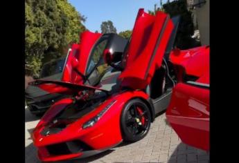 Canelo Álvarez presenta su impresionante colección de vehículos Ferrari