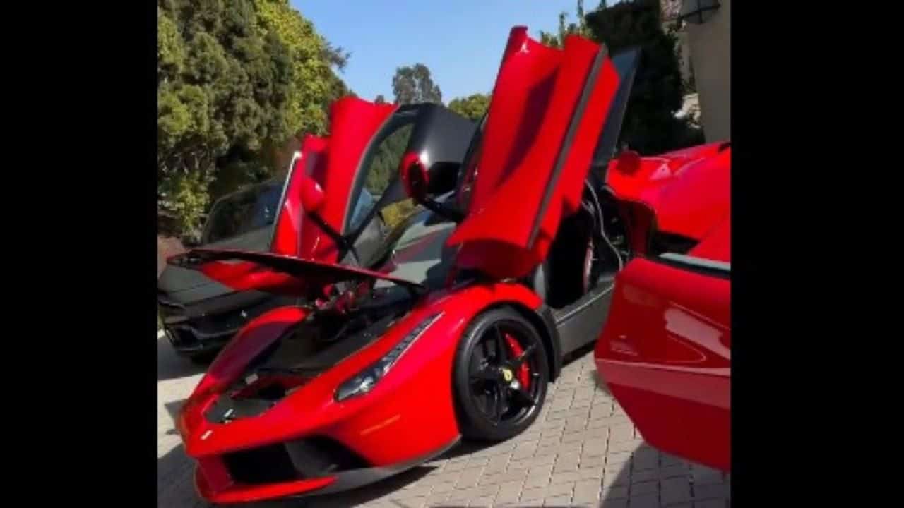 Saúl Canelo Álvarez presenta su impresionante colección de vehículos Ferrari