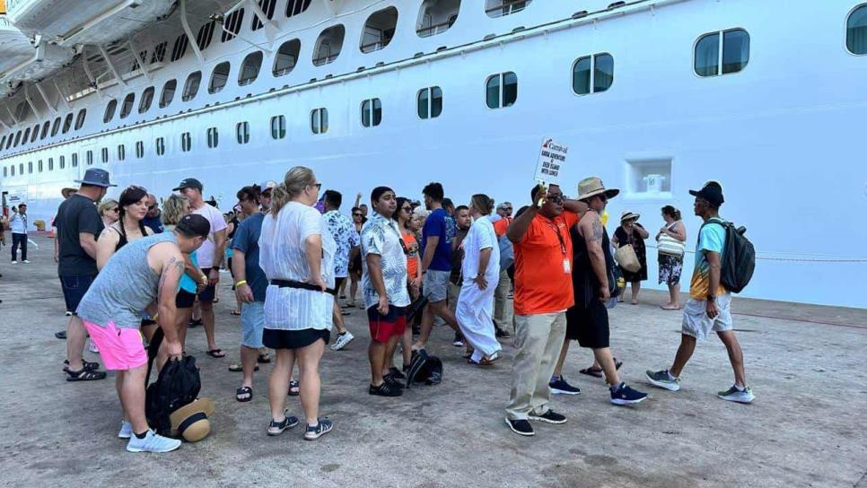 Llegan a Mazatlán dos cruceros turísticos con más de 8 mil pasajeros