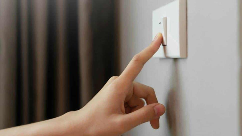 ¿No quieres pagar de más en tu recibo de luz? Desconecta estos aparatos en las noches