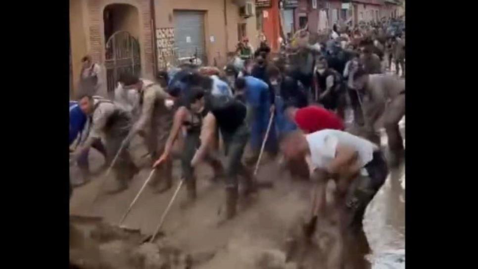 Valencia: Así limpian las calles cientos de voluntarios tras las inundaciones por DANA |VIDEO