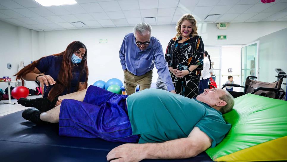 Rocha visita a pacientes del Centro de Rehabilitación y Educación Especial en Culiacán