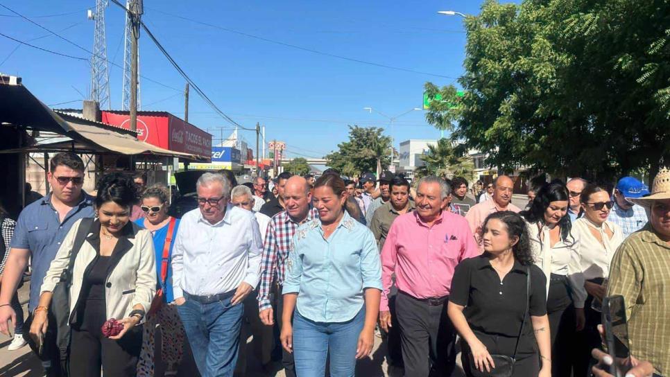 Gobernador Rubén Rocha recorre a pie las calles de Juan José Ríos