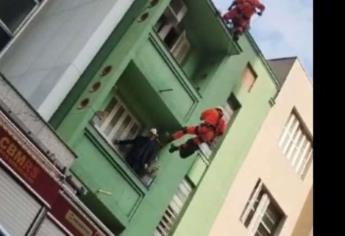 Bombero vive de milagro tras caer de 15 metros al intentar rescatar a una persona  | VIDEO