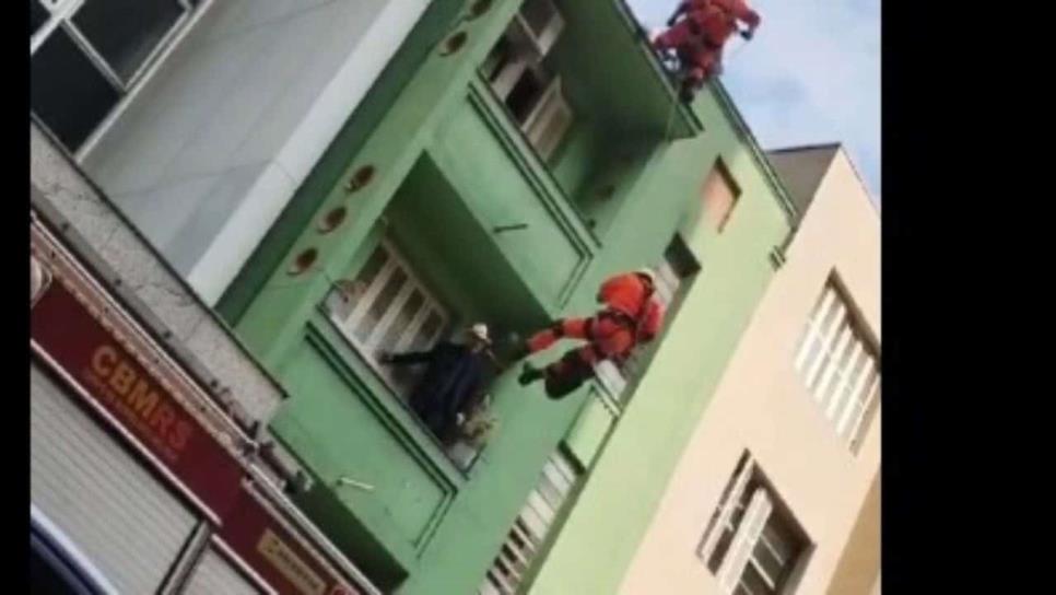 Bombero vive de milagro tras caer de 15 metros al intentar rescatar a una persona  | VIDEO