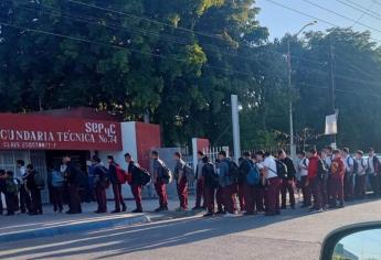 Padres reportan peligro diario en Secundaria Técnica No. 74 de Los Mochis: estudiantes esperan en la calle