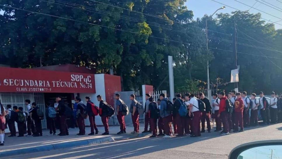 Padres reportan peligro diario en Secundaria Técnica No. 74 de Los Mochis: estudiantes esperan en la calle