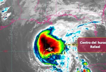Huracán Rafael se debilita gradualmente en el Golfo de México