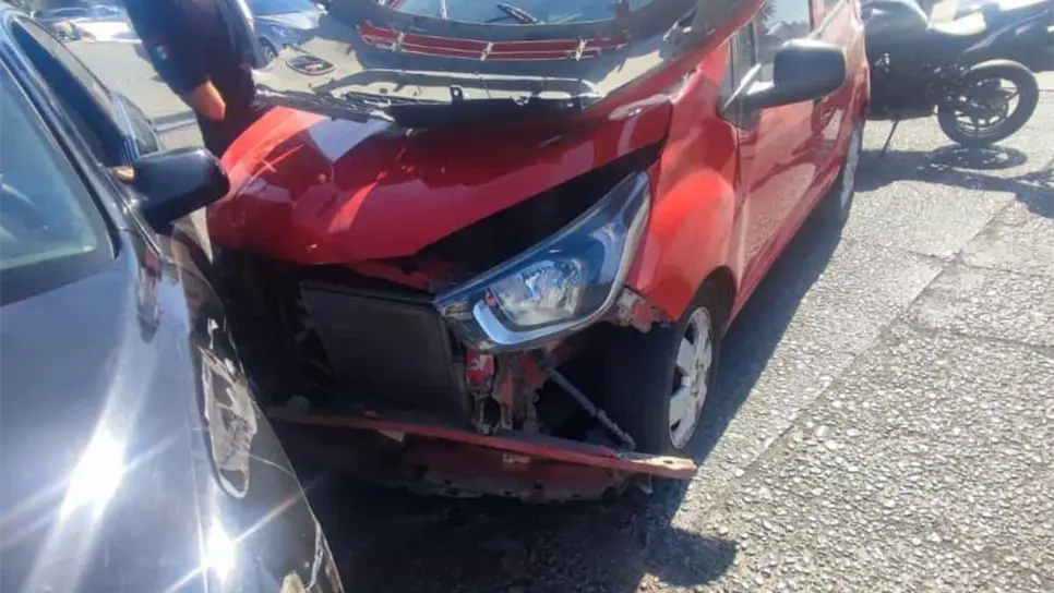 Mujer de la tercera edad se pasó en alto y choca en Los Mochis; terminó lesionada