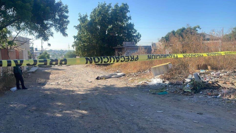 Encuentran a un hombre encobijado junto a una escuela primaria en la colonia Felipe Ángeles