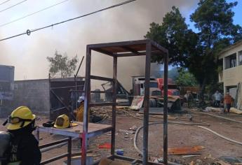 Incendio en yarda de trailers en la colonia San Rafael en Culiacán deja daños materiales