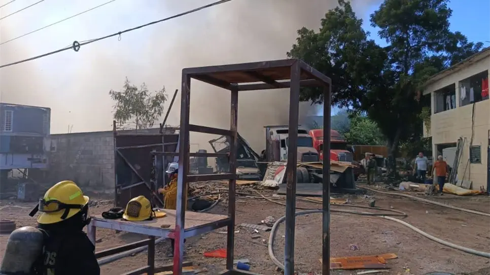 Incendio en yarda de trailers en la colonia San Rafael en Culiacán deja daños materiales