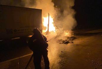 Se incendia tráiler de paquetería en intersección de la Mazatlán-Culiacán y Libramiento a Tepic