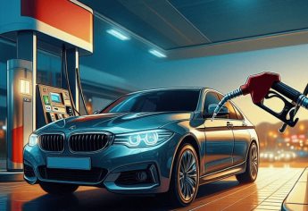 Quizá no lo sabías, pero nunca debes hacer esto con tu auto cuando cargas gasolina