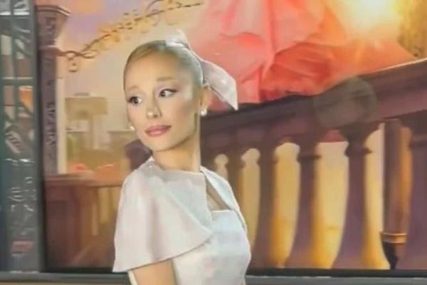 Ariana Grande siente el amor de México previo a la premier de Wicked | VIDEO