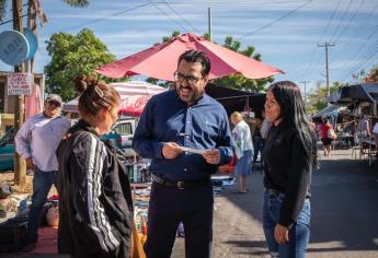 Gámez Mendívil entrega apoyos económicos a tianguistas de Culiacán