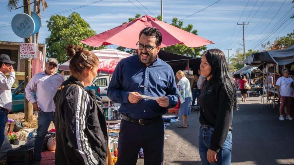 Gámez Mendívil entrega apoyos económicos a tianguistas de Culiacán