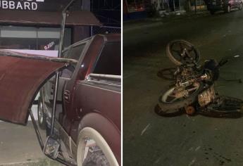 Dos motociclistas se encuentran graves tras ser impactados por camioneta en Los Mochis