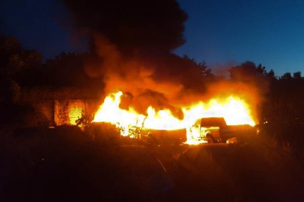 Incendio consume cinco vehículos en una bodega de casa de empeño en Guasave