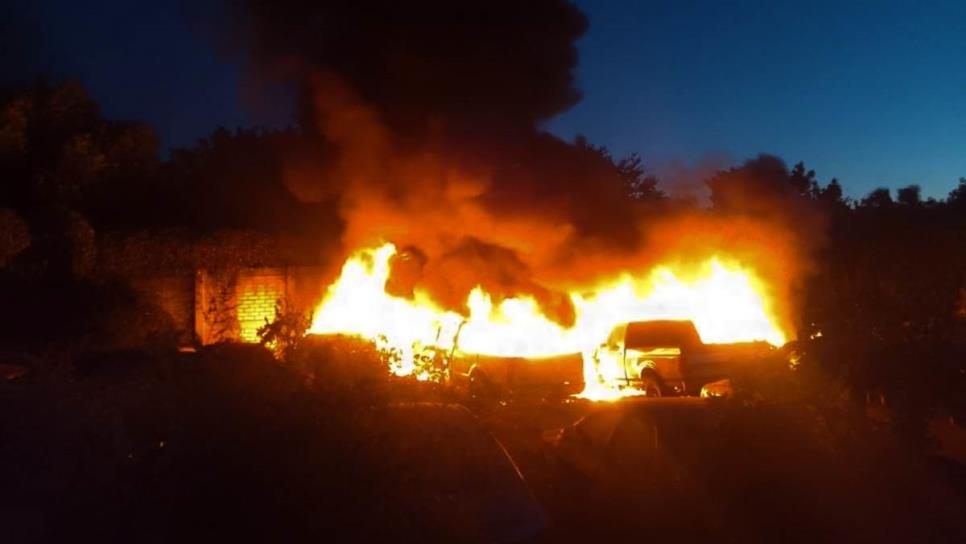 Incendio consume cinco vehículos en una bodega de casa de empeño en Guasave