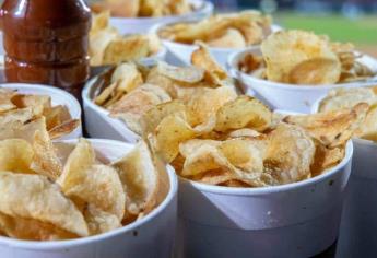 ¿Cuánto se gasta en comida y snacks en el Estadio de Tomateros durante un juego?