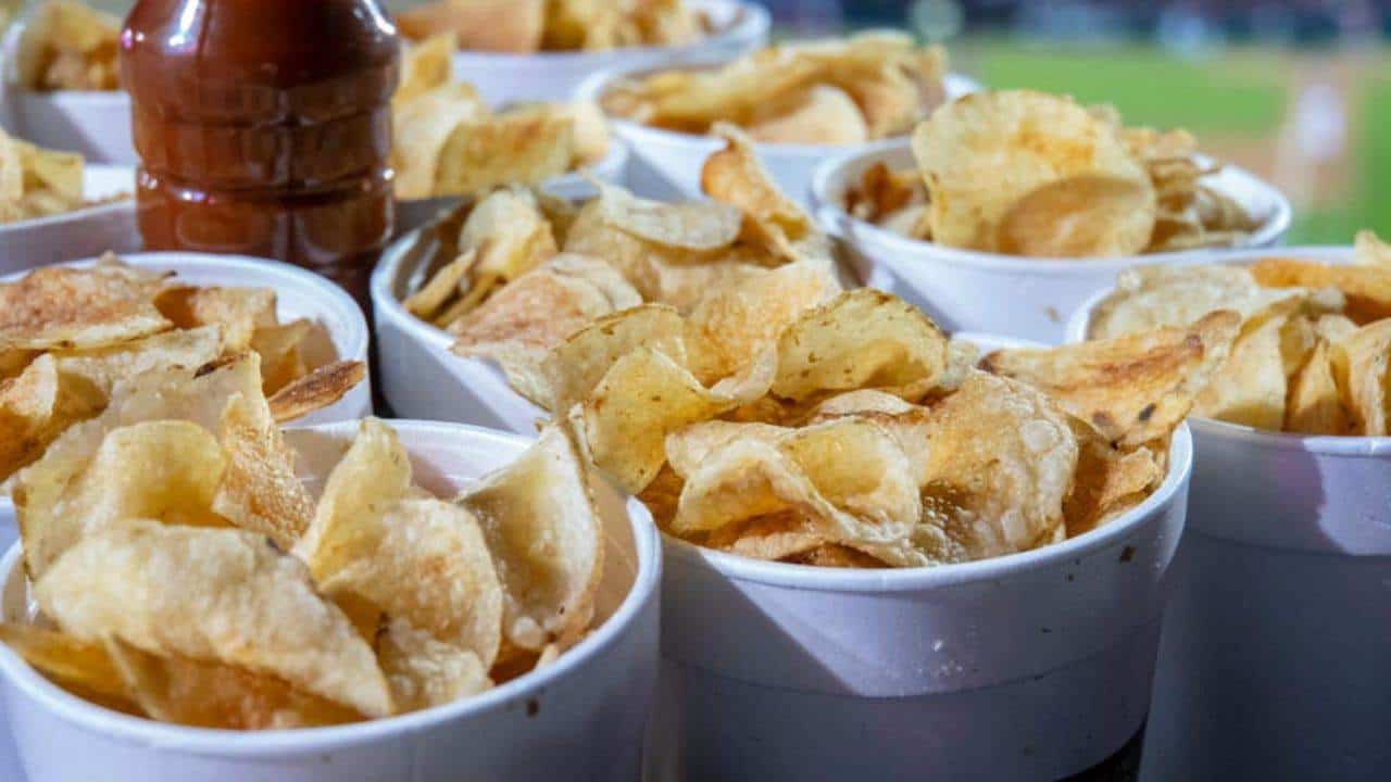 ¿Cuánto se gasta en comida y snacks en el Estadio de Tomateros durante un juego?