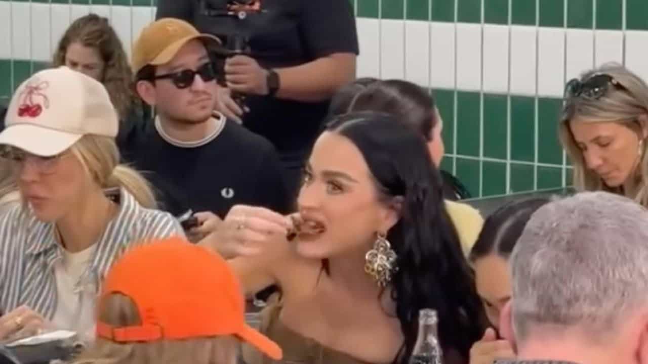 Katy Perry aprovecha su visita a CDMX para echarse unos ricos tacos al pastor | VIDEO