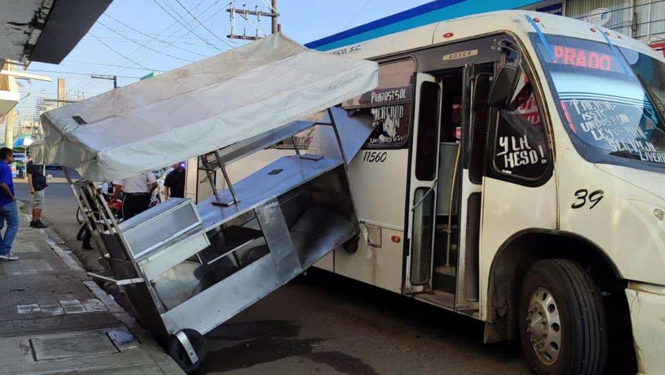 Camión urbano impacta carreta de mariscos en el centro de Mazatlán