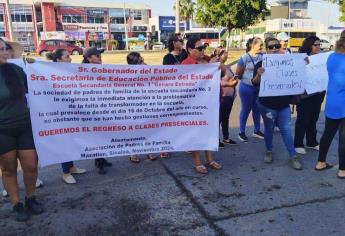 Alumnos de secundaria Federal 3 en Mazatlán cumplen un mes sin clases por falta de luz