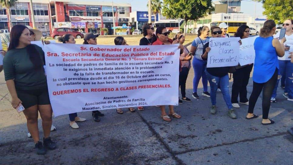 Alumnos de secundaria Federal 3 en Mazatlán cumplen un mes sin clases por falta de luz