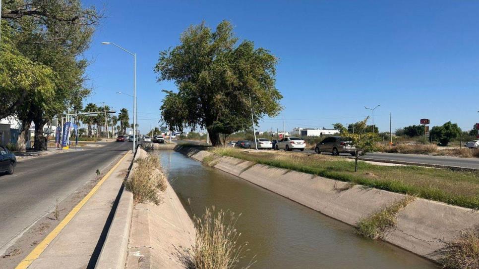 Así lucen los canales que atraviesan Los Mochis, rebosantes de agua