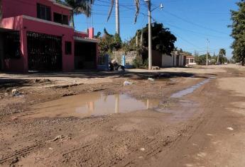 Calles de Juan José Ríos afectadas por inundaciones y fugas de drenaje